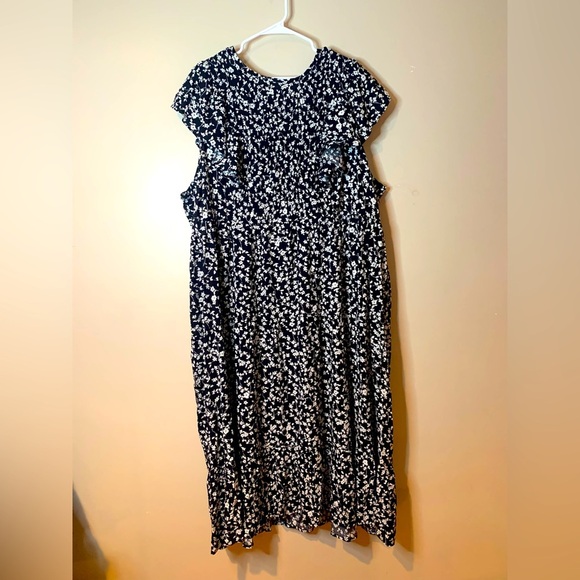 Old Navy Floral Black and White Flutter Sleeve Maxi Dress NWOT - Picture 1 of 7